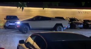 Tesla Cybertruck: Elon Musk sbatte alla prima uscita ufficiale (VIDEO)