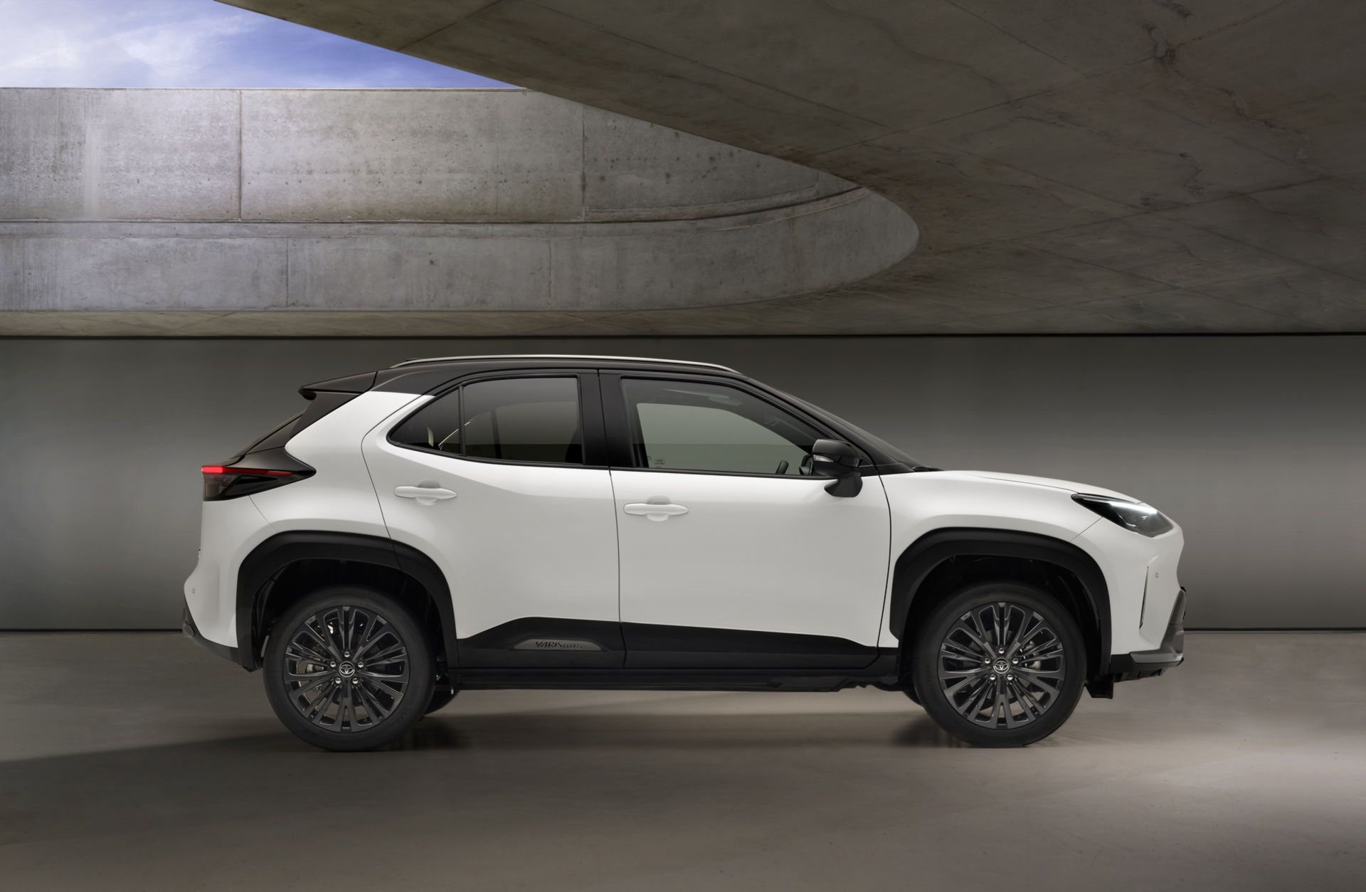 Nuova Toyota Yaris Cross: ecco info e foto del SUV ibrido - Motori News