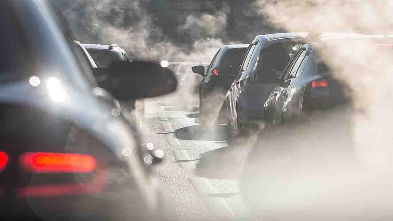 gas di scarico auto in coda