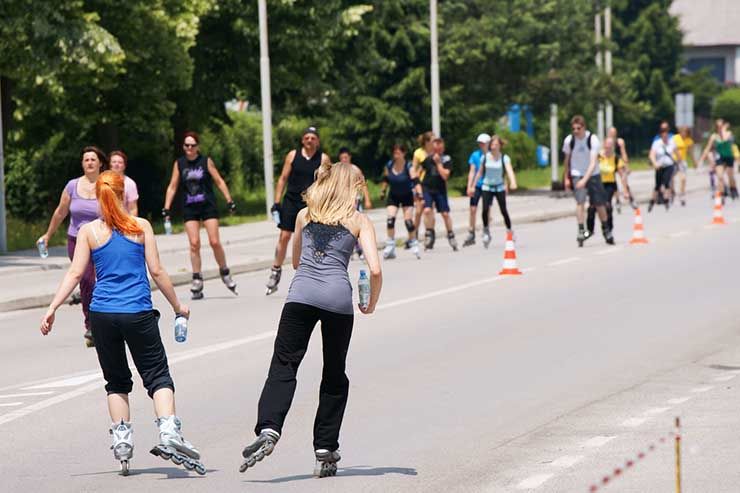 persone in strada su pattini a rotelle