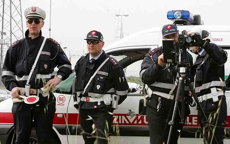 polizia municipale sistemano l'autovelox