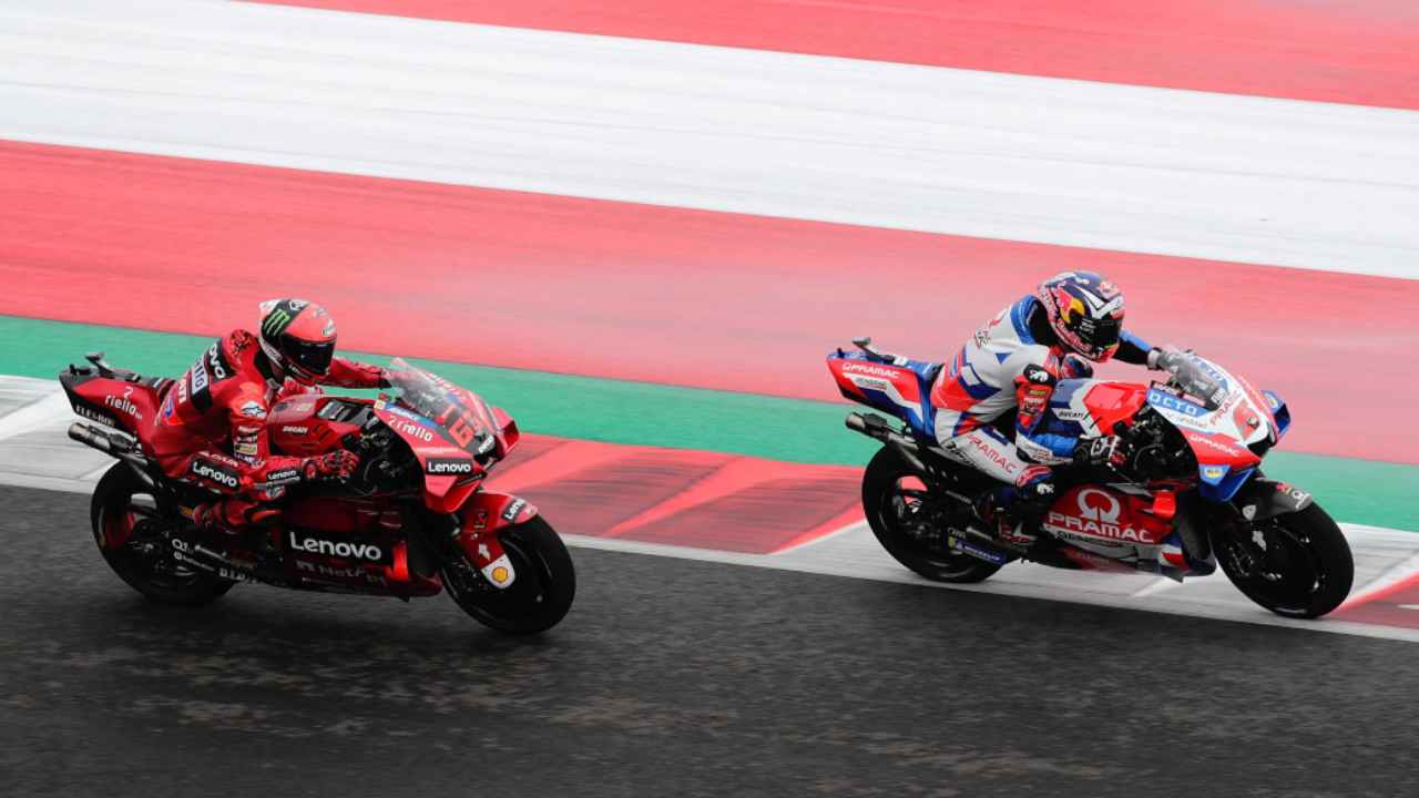 Pecco Bagnaia e Johann Zarco (Ansa)