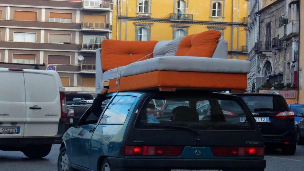 auto traporta un divano sul tetto