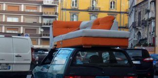 auto traporta un divano sul tetto