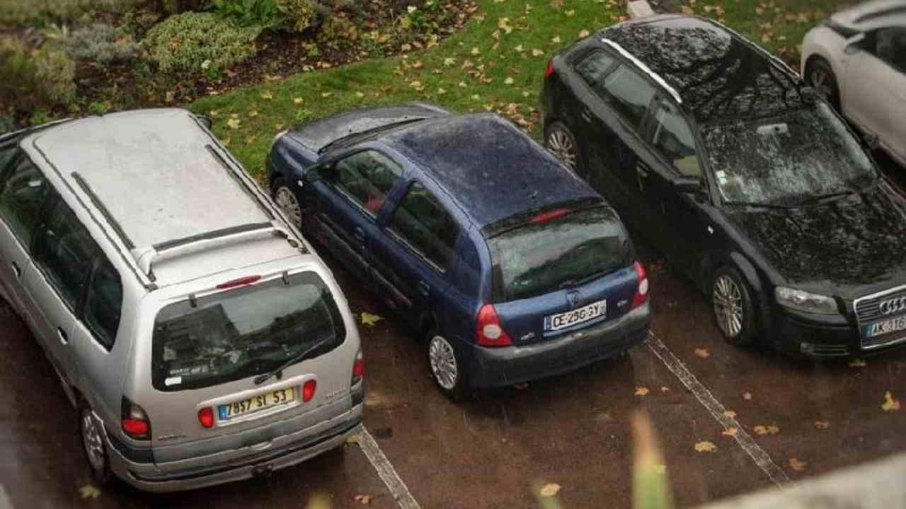 automobili in un parcheggio