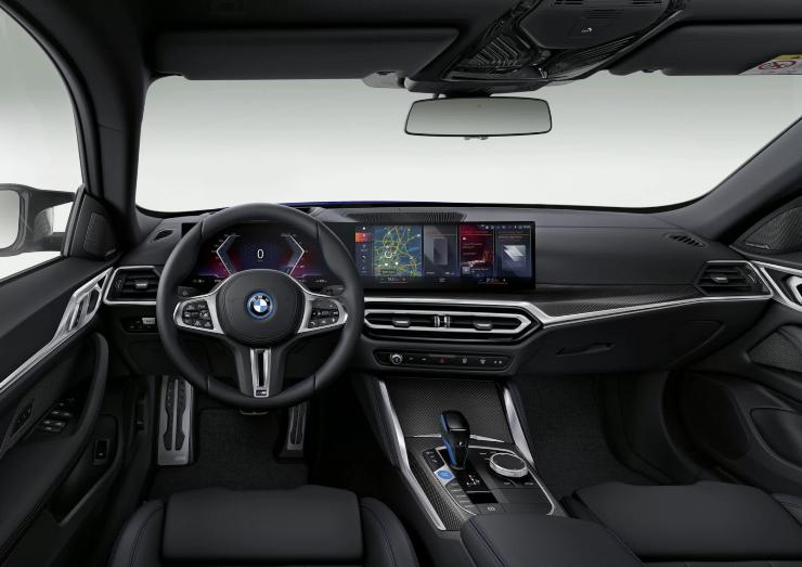 BMW i4 interni cruscotto
