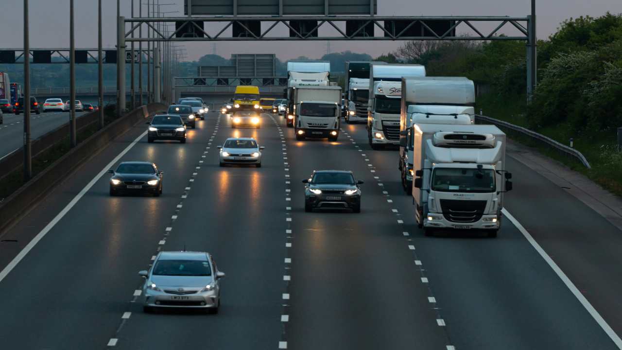 camion sorpassano in autostrada