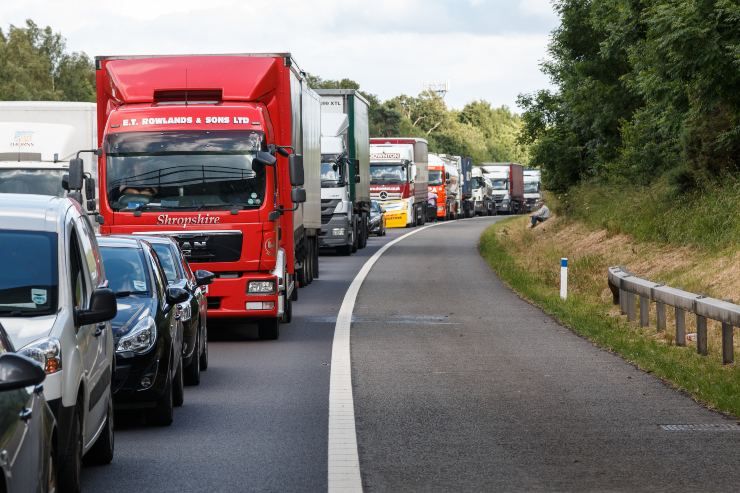 camion in coda in autostrada