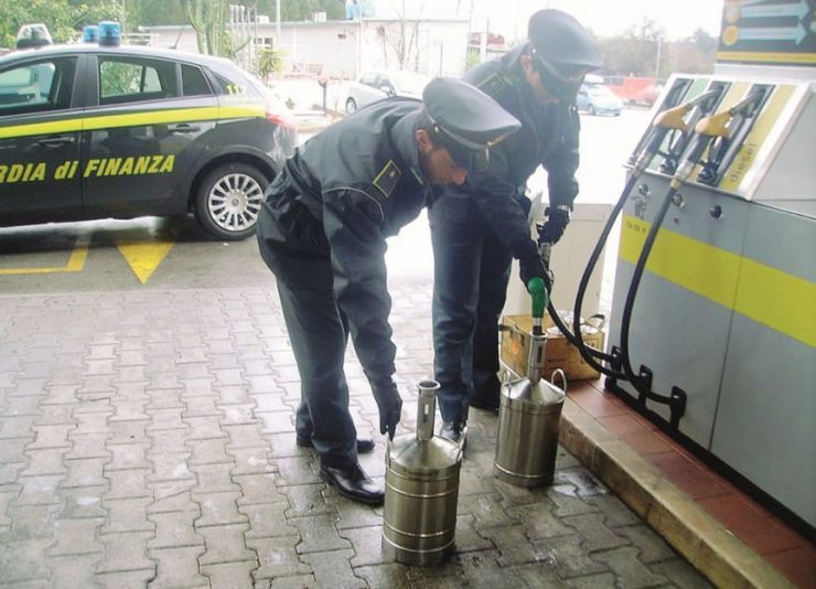 Guardia di finanza controllo distributore