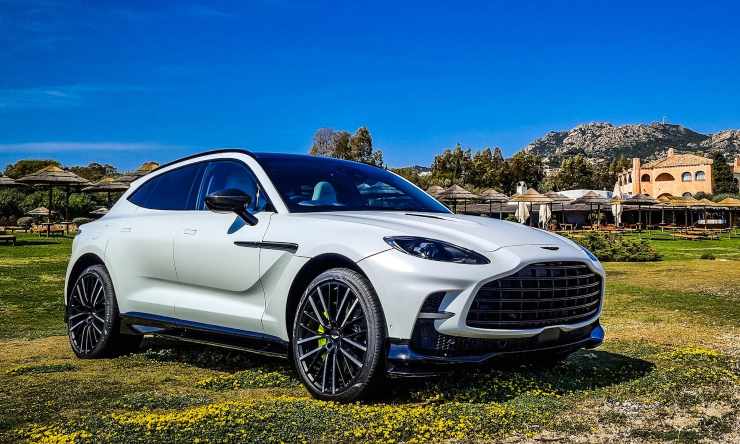 Aston Martin DBX707