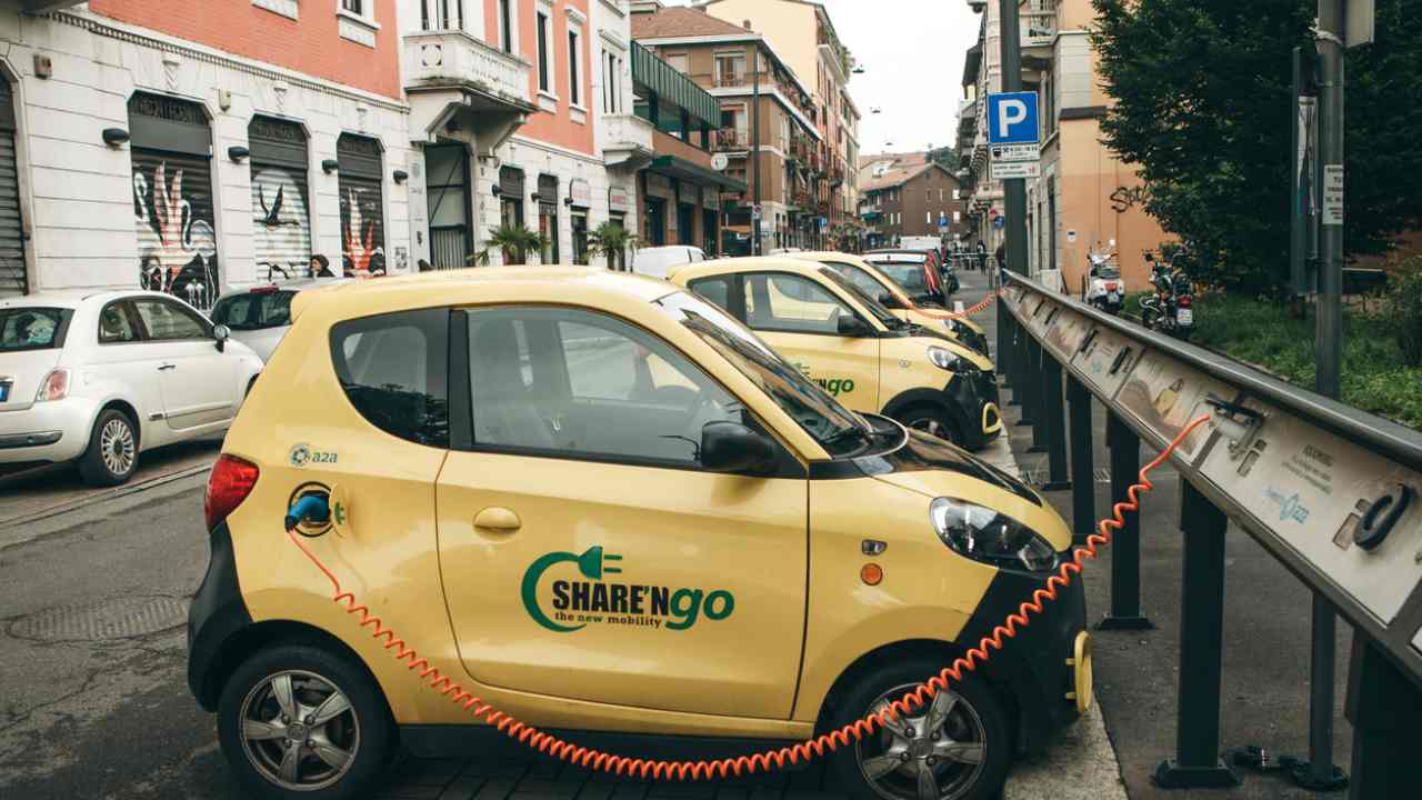 Colonnina ricarica elettrica a Milano