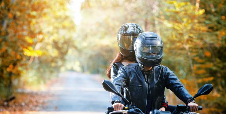 Due ragazzi in sella ad una moto