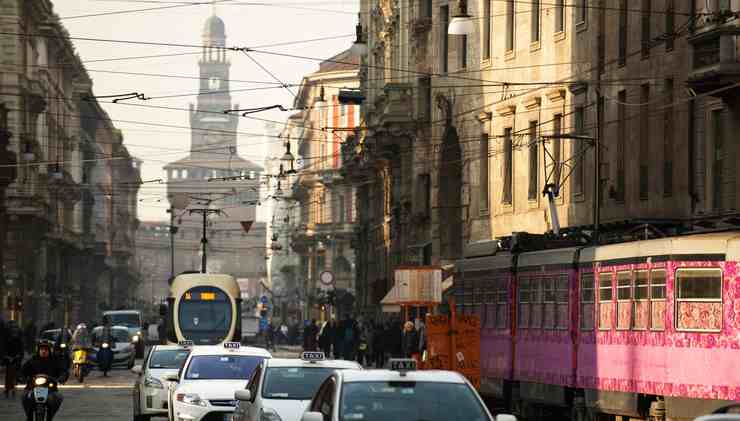 Fila di taxi a Milano