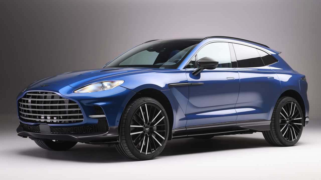 Fronte e laterale della Aston Martin DBX707