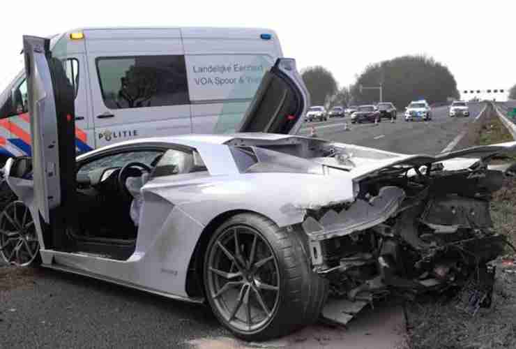 La Lamborghini Aventador dopo l'incidente