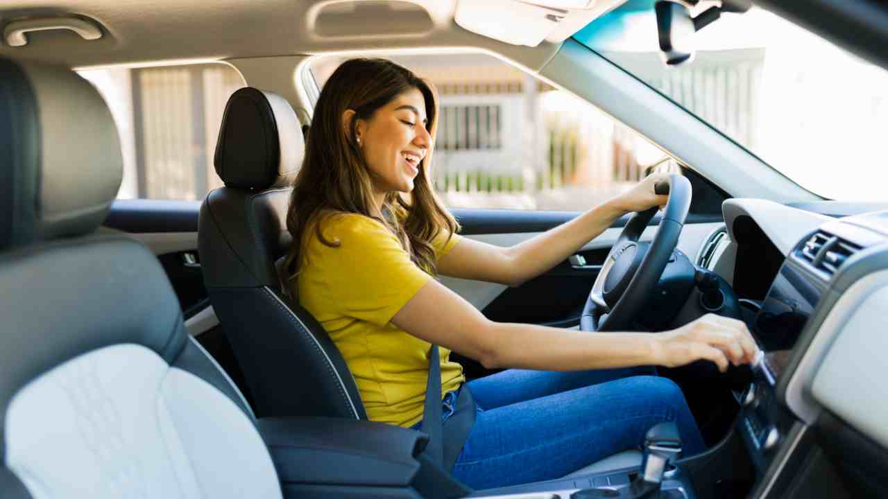 Ragazza alla guida di un'auto