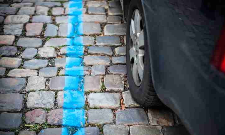 Striscia blu di un parcheggio a pagamento