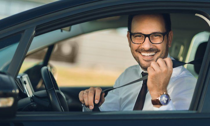 Un uomo indossa la cintura di sicurezza