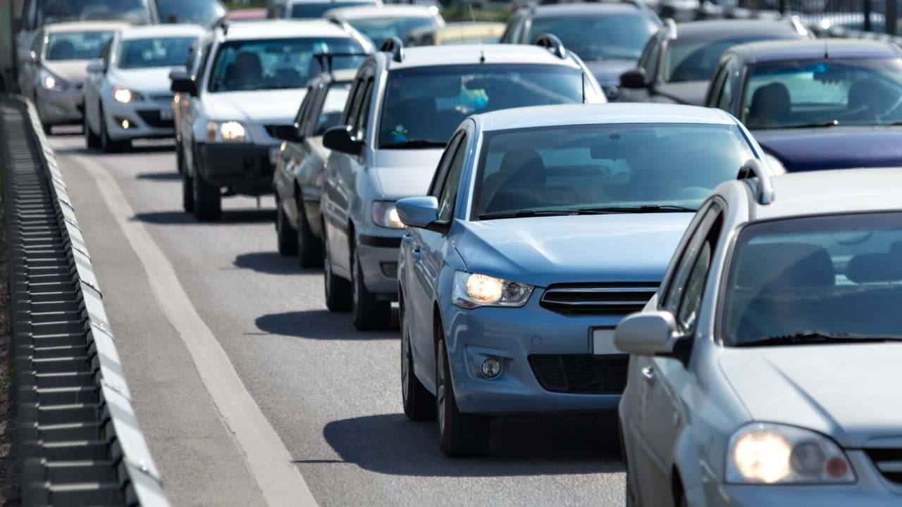 Una serie di auto in fila