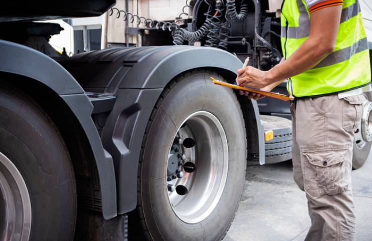 Controllo delle gomme di un Camion