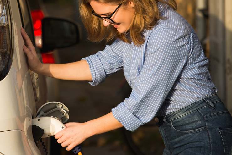 Signora ricarica auto