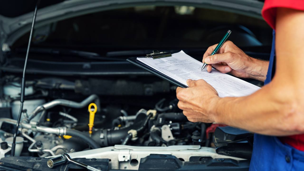 Meccanico effettua controllo ad una auto