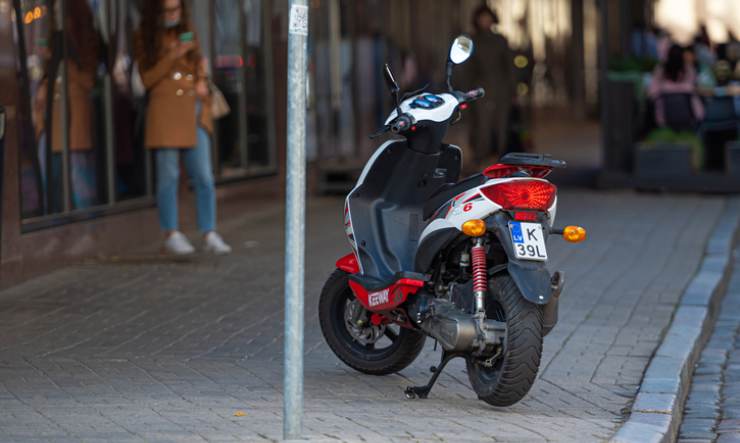 Scooter parcheggiato sul marciapiedi