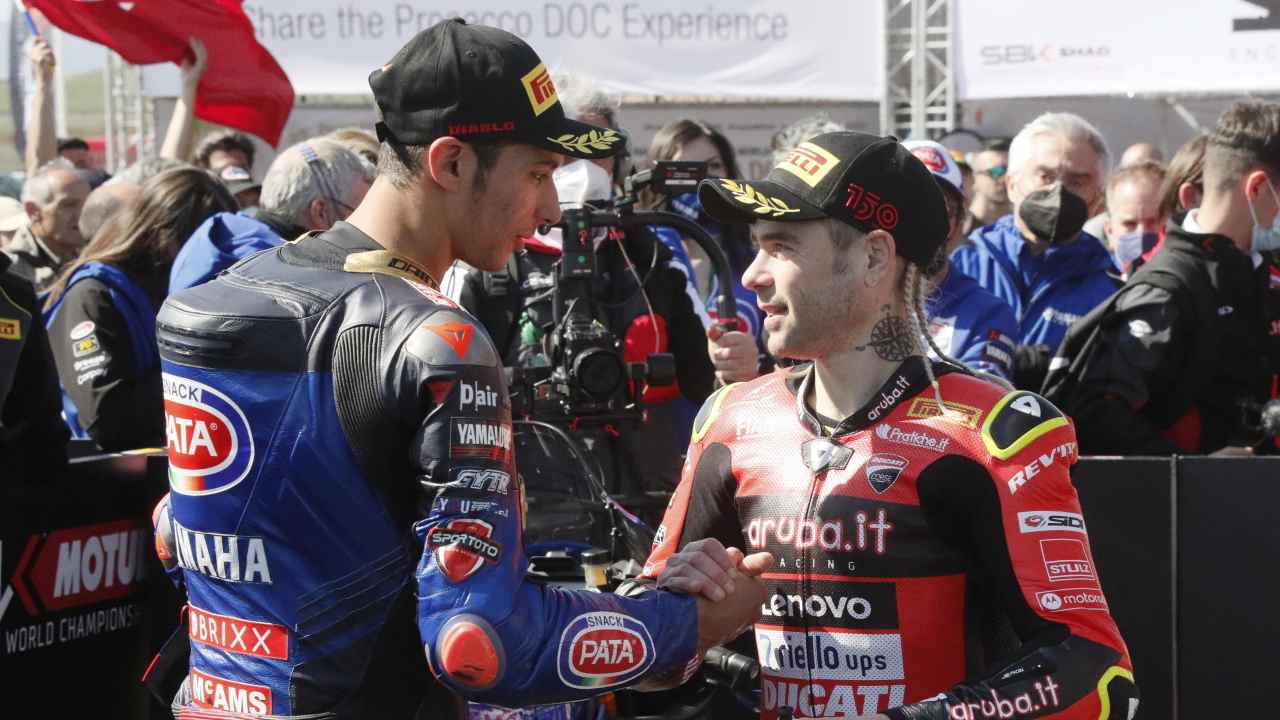 Topra Razgatlioglu e Alvaro Bautista (Ansa)