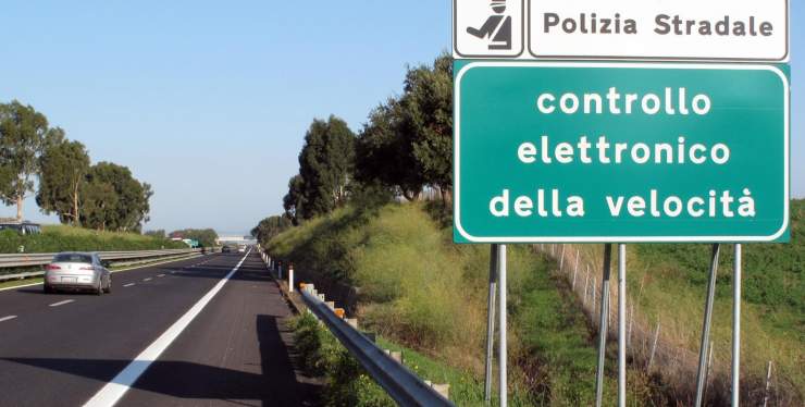 cartello controllo elettronico della velocità