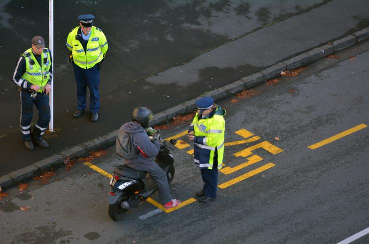 Polizia controlla una moto