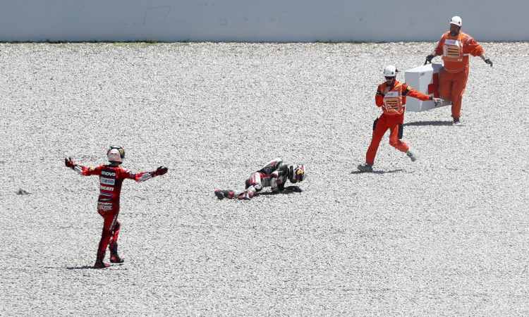 Pecco Bagnaia dopo l'incidente in Catalunya (LaPresse)