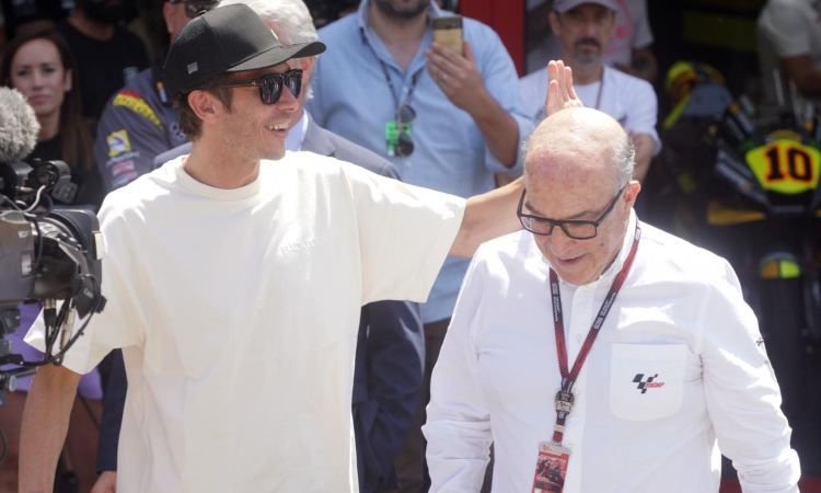 Valentino Rossi e Carmelo Ezpeleta (LaPresse)