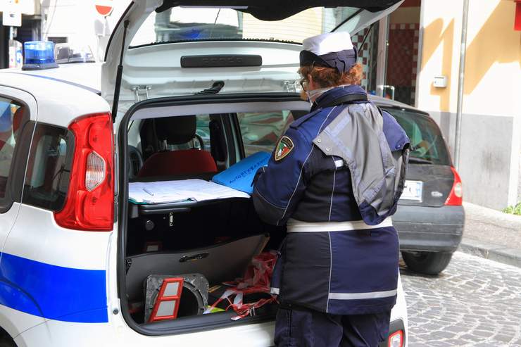 Polizia che controlla 