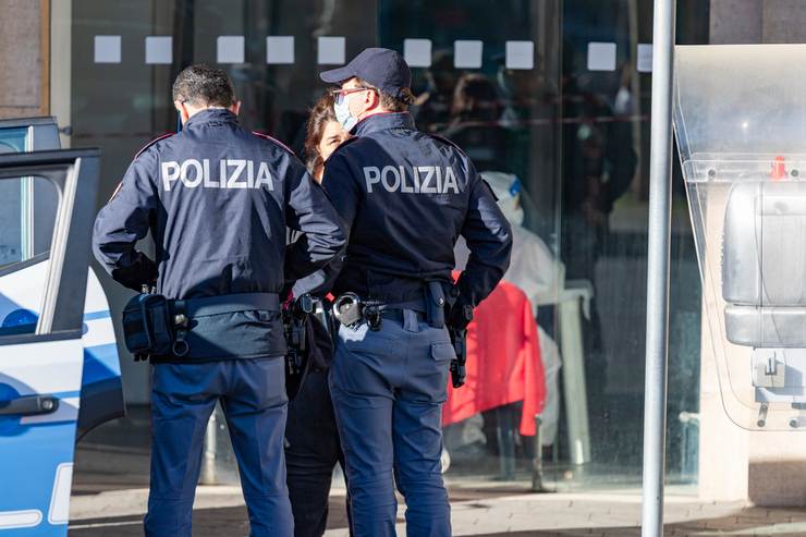 Polizia a lavoro 