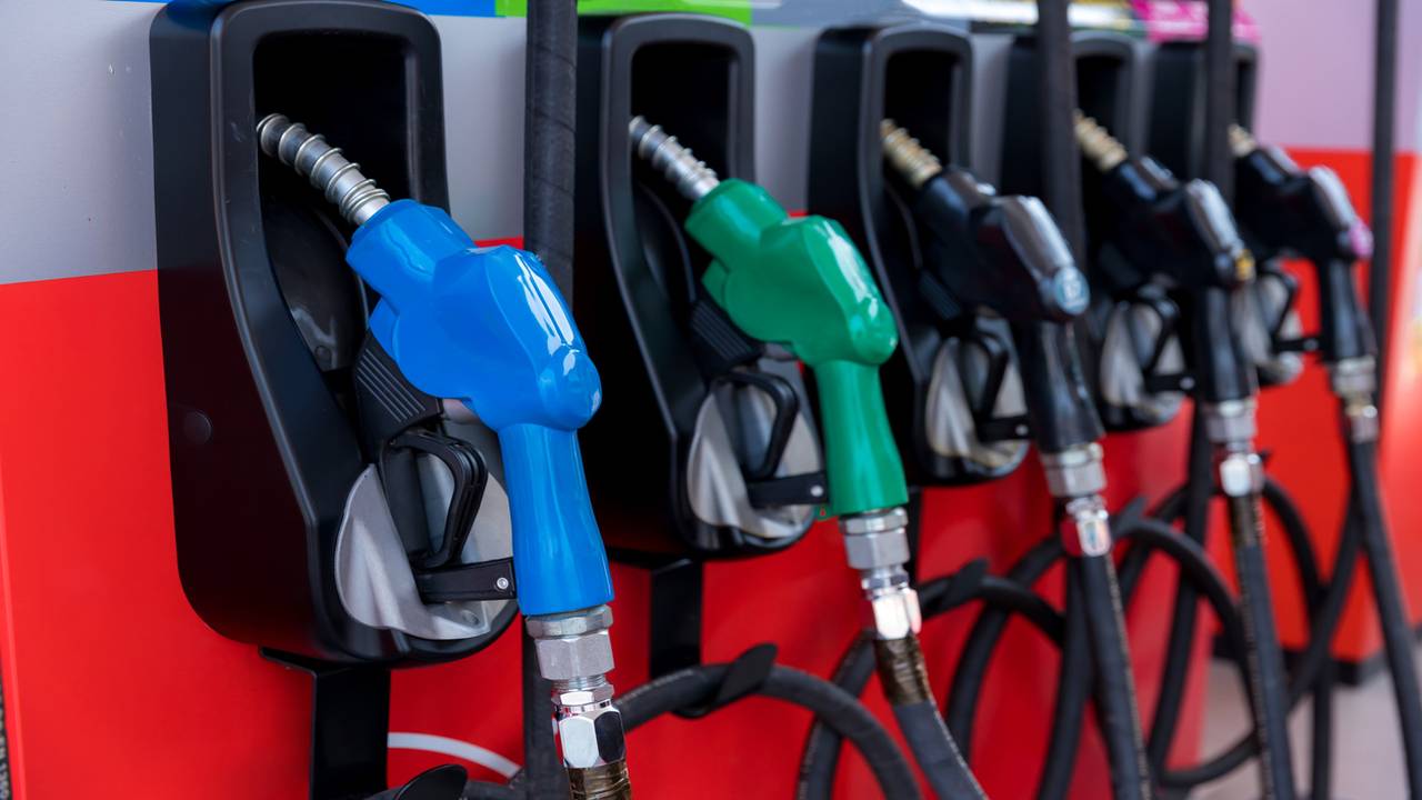 Benzina la pompa