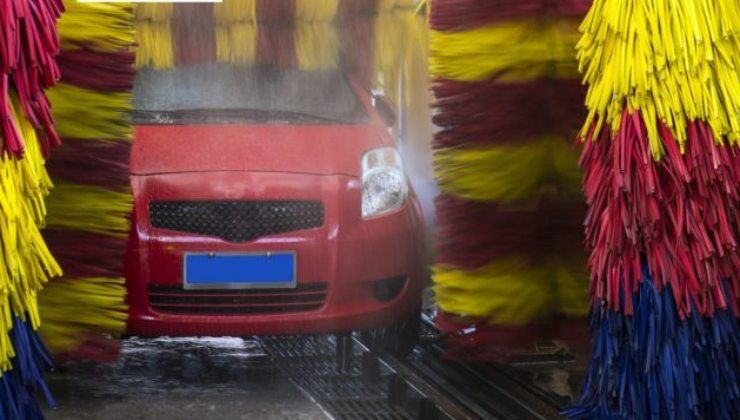 Lavare auto: ecco come evitare gli aloni