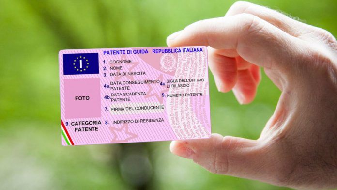 Rinnovo patente, stai attento se hai compiuto 50 anni: cambia tutto