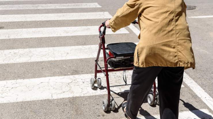 Pedone con difficoltà motorie