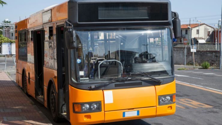 Autobus fermo in parcheggio