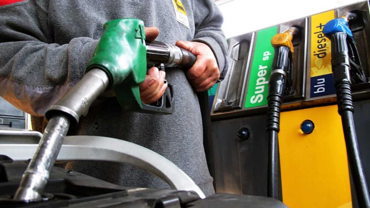 Distributore di benzina autostrada città - Motori.News