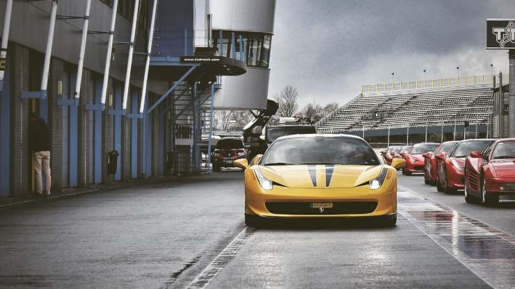 Ferrari Giallo Modena pista