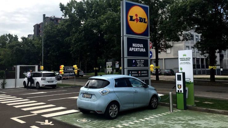 Ricarica auto elettrica parcheggio LIDL