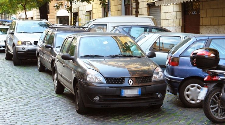 auto in doppia fila