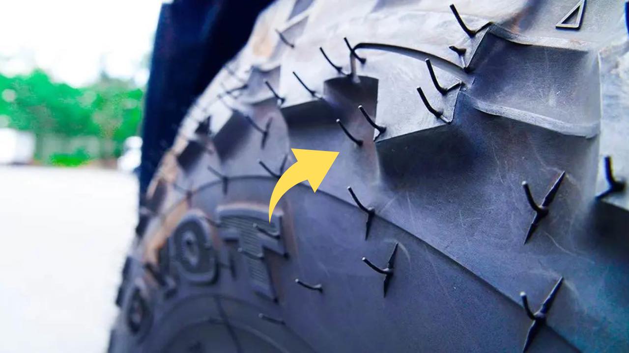 Avete mai notato quelle punte sulle gomme delle auto?
