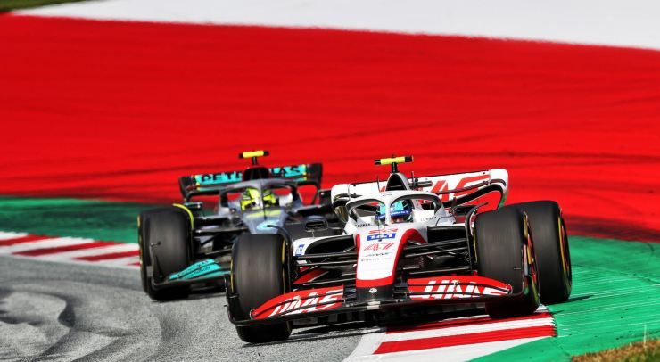 Mick Schumacher inseguito da Lewis Hamilton