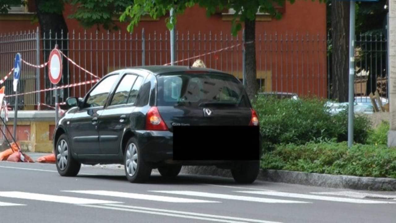 Auto accostata con le quattro frecce