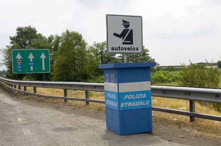 Autovelox blu in autostrada