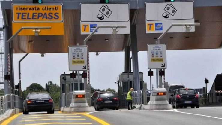 Casello autostradale con telepass