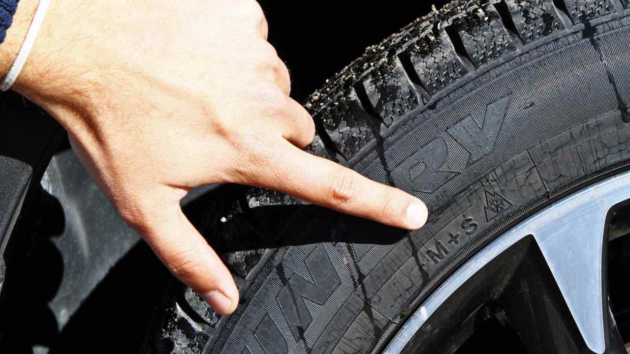 Gomme auto, obbligo sigla