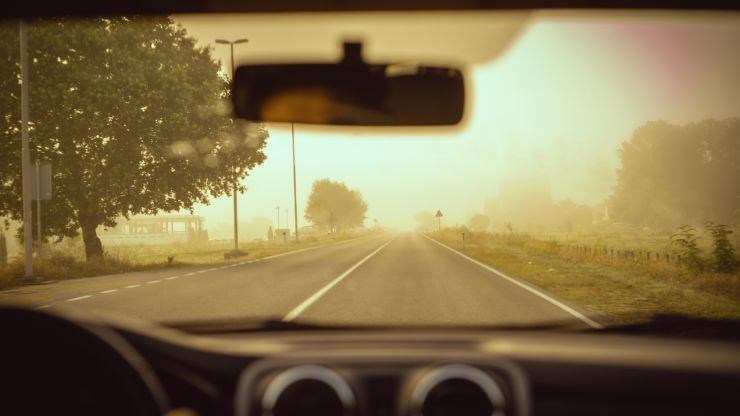 Luce solare e nebbia sul parabrezza